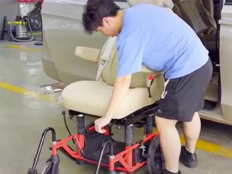 This Buick GL8 Modified with a Swivel Seat in the Middle Row